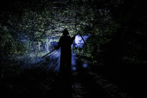 Morte Com Uma Foice Floresta Nebulosa Escura Mulher Fantasma Horror — Fotografia de Stock