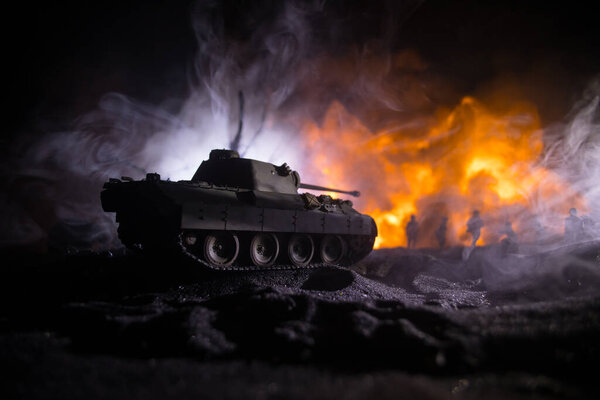 Концепция войны. Военные силуэты боевой сцены на фоне тумана на фоне неба войны, силуэт солдат мировой войны под облачным горизонтом ночью. Сцена боя бронированной машины. Селективный фокус