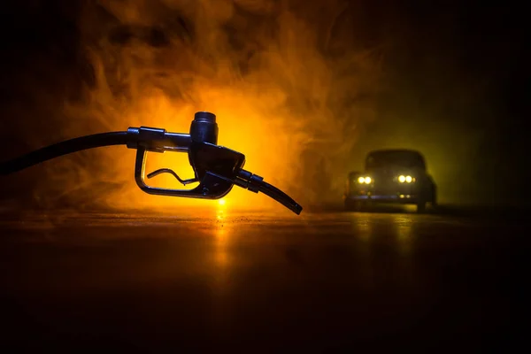 创意概念 深色雾气背景下汽油手枪的缩影 靠近点背景上的小车 有选择的重点 — 图库照片