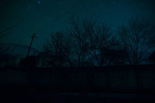 Oud Huis Met Een Geest Het Bos Bij Mistige Nacht — Stockfoto
