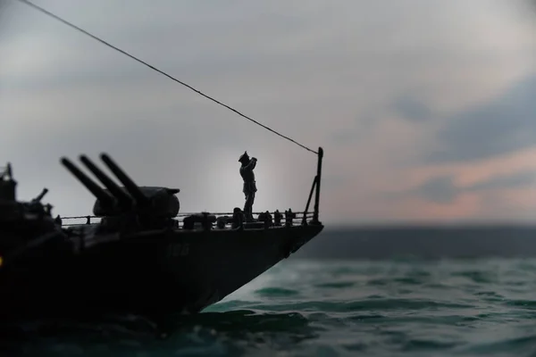 战争概念 海上的夜战场面戏剧化的云彩效果 日落时战舰的轮廓 微型创意餐桌装饰 有选择的重点 — 图库照片