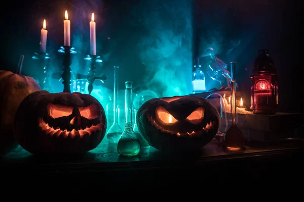 Tovenaarsbureau Afschuwelijk Halloween Concept Magische Drankjes Flessen Houten Tafel Met — Stockfoto