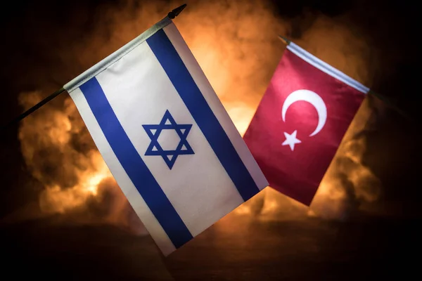 Israele Turchia Piccole Bandiere Sfondo Scuro Fiamme Concetto Crisi Guerra — Foto Stock