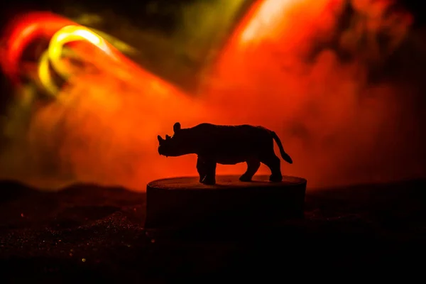 Silhouette Einer Nashorn Miniatur Die Nebliger Nacht Steht Kreative Tischdekoration — Stockfoto