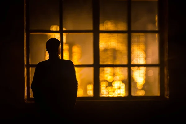 Silueta Hombre Frente Una Ventana Con Vistas Una Ciudad Iluminada — Foto de Stock