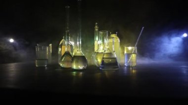 Eczane ve kimya teması. Araştırma laboratuarında çözeltisi olan cam deney şişesi. Bilim ve tıbbi geçmiş. Koyu renk arkaplan üzerinde laboratuvar test tüpleri, bilimsel araştırma ekipmanları konsepti