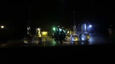 Corona virüsü aşısı konsepti şırınga ve yeşil Corona virüsü romanı minyatür. Koronavirüsle mücadele aşısı. Sis ve arka ışıklandırmalı yaratıcı dekorasyon. Seçici odak