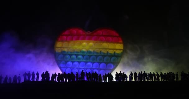 Lgbt Jogi Koncepció Silhouette Tömeg Ellen Álló Szív Festett Mint — Stock videók