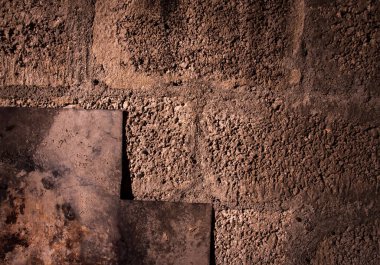 Taş duvar, koyu arka plan ve ışık. Arkaplan için Grunge tarzı duvar