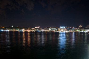 İstanbul 'da alacakaranlıkta dolunay altında Ayasofya' da gece ışıkları. Uzun pozlu çekim.