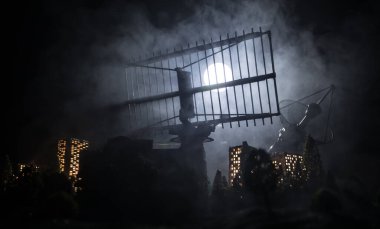 Uydu anteni siluetleri ya da gece gökyüzüne karşı radyo antenleri. Uzay gözlemevi ya da hava savunma radarı dramatik gece gökyüzünde. Yaratıcı sanat dekorasyonu. Seçici odak