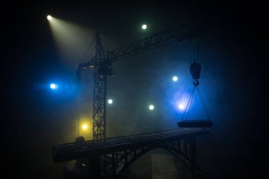 Yapı vinç silueti ile soyut endüstriyel arka plan sisli ve arka planda muhteşem gece gökyüzü üzerinde. Gece sisli gökyüzüne karşı kule vinci. Endüstriyel gökyüzü. Seçici odak