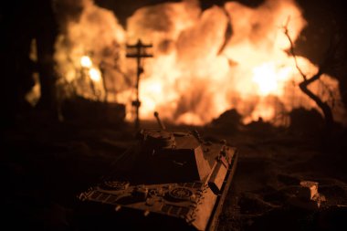 Savaş Konsepti. Askeri siluetler savaş sisli gökyüzü arka planında savaş sahnesi, Dünya Savaşı Askerleri Silueti Bulutlu Gökyüzünün Altında Gece. Zırhlı araç dövüşü sahnesi. Seçici odak