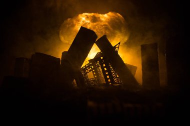 Nükleer savaş konsepti. Nükleer bomba patlaması. Bombalamadan sonra şehir merkezinin kıyamet manzarası. Gece sahnesi. Şehir savaş yüzünden yok oldu..