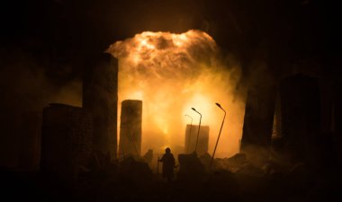 Nükleer savaş konsepti. Nükleer bomba patlaması. Karanlıkta yaratıcı sanat dekorasyonu. Şehir atom bombasıyla yok edildi. Seçici odak