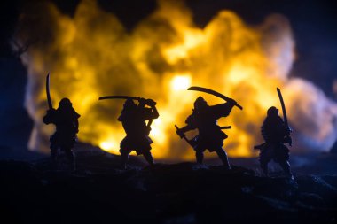 Samuray dövüş konsepti. Samuray silueti, ağaç ve eski tapınağın yanında düelloda. Masa dekorasyonu koyu renkli sisli arka plan. Seçici odak