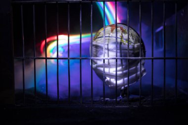 Corona virüsü yaratıcı konsepti kilitledi. Dünya gezegeni eski hapishanenin içinde kapana kısıldı. Yaratıcı sanat dekorasyonu. Seçici odak