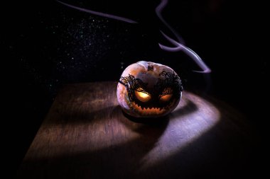 Cadılar Bayramı balkabağı gülüşü ve parti gecesi için korkunç gözler. Siyah arka planda parlayan gözleri olan korkunç Cadılar Bayramı balkabağı manzarasını kapat. Seçici odak