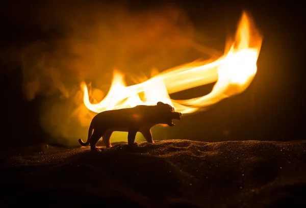 Silueta Tigre Miniatura Pie Noche Brumosa Decoración Creativa Con Retroiluminación —  Fotos de Stock