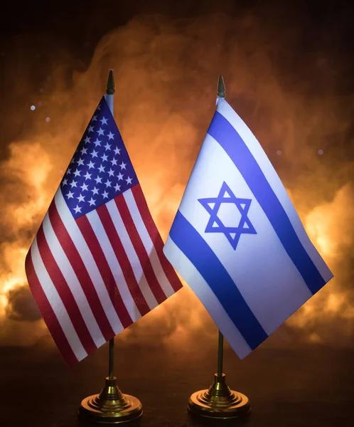 Izrael Usa Malé Vlajky Hořícím Tmavém Pozadí Pojem Krize Války — Stock fotografie