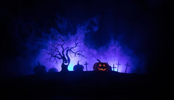 Vista Spaventosa Zombie Cimitero Albero Morto Luna Chiesa Cielo Nuvoloso — Foto Stock