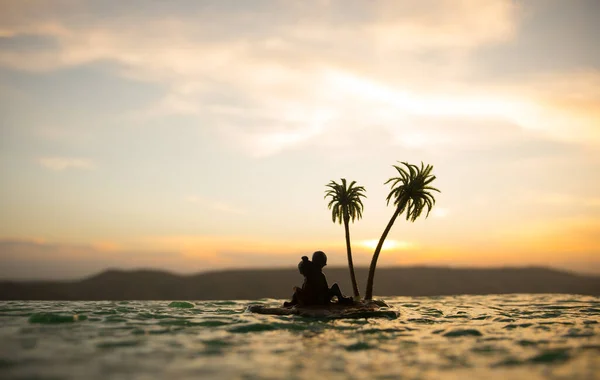 Escena Romántica Atardecer Paisaje Fantasía Con Pequeña Isla Con Palmeras —  Fotos de Stock