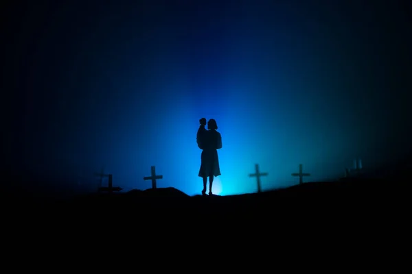 Silhouette Donna Con Bambino Che Cammina Cimitero Notte Concetto Horror — Foto Stock