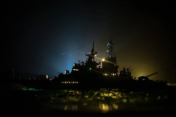 Krigskonsept Nattlige Kampscener Til Sjøs Dramatisk Toneeffekt Skyene Silhouette Kampskipet – stockfoto