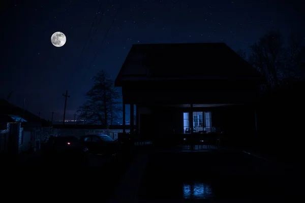 Altes Haus Mit Einem Geist Wald Bei Nebliger Nacht Oder — Stockfoto