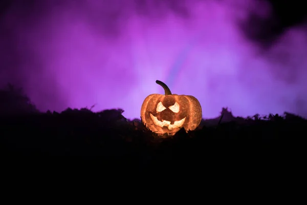 Halloween Jack Lanterna Sulle Foglie Autunnali Spaventosa Zucca Halloween Guardando — Foto Stock