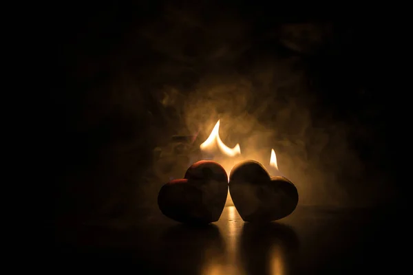 情人节背景 情人节的心放在黑暗的木制桌子上 燃烧的心 火热的心 深色浓雾的背景 有选择的重点 — 图库照片