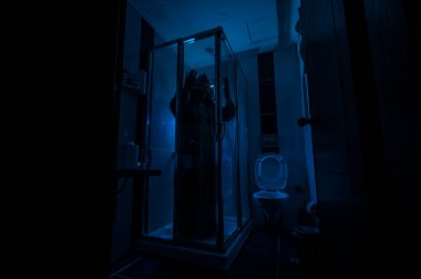 Penceredeki korkunç kadın silueti. Korkunç cadılar bayramı konsepti banyoda bulanık cadı silueti. Uzun pozlu çekim