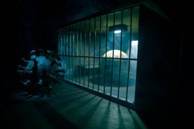 Corona virüsü yaratıcı konsepti kilitledi. Dünya gezegeni eski hapishanenin içinde kapana kısıldı. Yaratıcı sanat dekorasyonu. Seçici odak