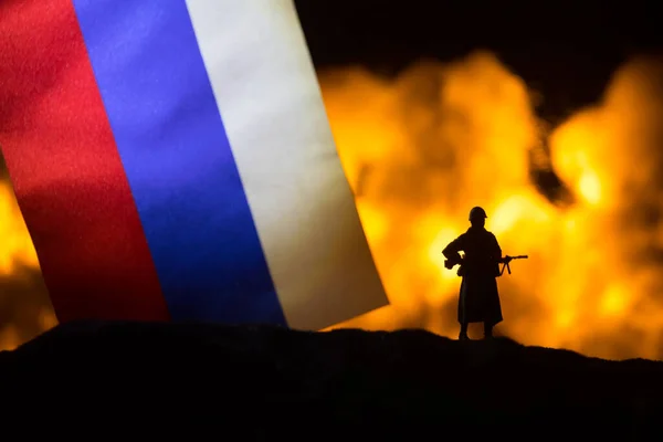 Bandera Rusia Sobre Fondo Oscuro Ardiente Concepto Crisis Guerra Conflictos —  Fotos de Stock