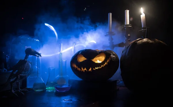 Troldmandens Skrivebord Rædsel Halloween Koncept Magiske Drikke Flasker Træbord Med - Stock-foto