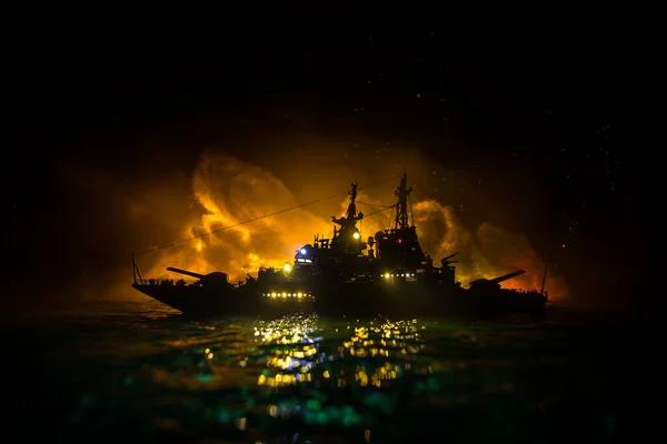 戦争の概念 海での夜の戦闘シーン 劇的なトーンの雲効果 夜の戦闘船のシルエット ミニチュア創造的なテーブルの装飾 選択的焦点 — ストック写真