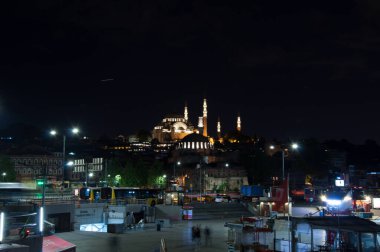 İstanbul 'da alacakaranlıkta dolunay altında Ayasofya' da gece ışıkları. Uzun pozlu çekim.