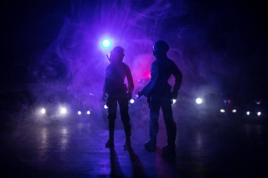 Çevik kuvvet polisi hazır olmak için işaret verdi. Hükümetin güç kavramı. Özel harekat polisi iş başında. Karanlık arka planda ışıklarla tüttürmek. Mavi kırmızı yanıp sönen sirenler. Seçici odak
