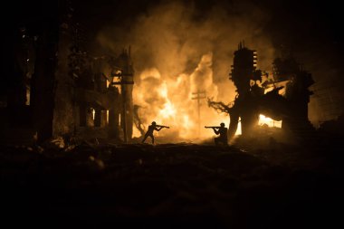 Savaş Konsepti. Askeri siluetler savaş sisli gökyüzü arka planında savaş sahnesi, Dünya Savaşı Askerleri Silueti Bulutlu Gökyüzünün Altında Gece. Harap olmuş şehirde savaş. Seçici odak