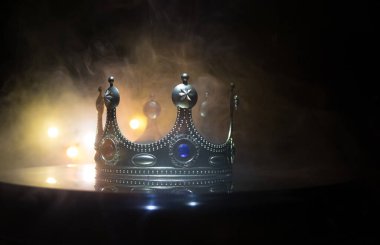 Güzel kralların metalik yüzeyde taçlandırılmış görüntüsü. Eski model filtrelenmiş. fantezi ortaçağ dönemi. Seçici odaklanma. Renkli arka ışık