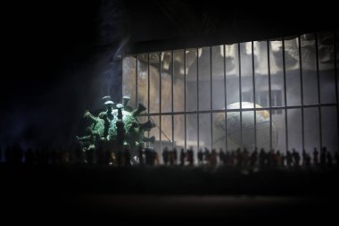 Corona virüsü yaratıcı konsepti kilitledi. Dünya gezegenine bakan kalabalık eski hapishanenin içinde kapana kısıldı. Yaratıcı sanat dekorasyonu. Seçici odak