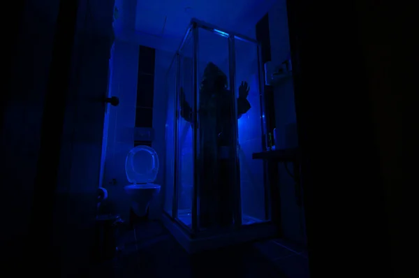 Skräcksiluett Kvinna Fönstret Skrämmande Halloween Koncept Suddig Siluett Häxa Badrummet — Stockfoto