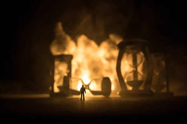Концепция Времени Силуэт Человека Стоящего Между Песочными Часами Дымом Огнями — стоковое фото