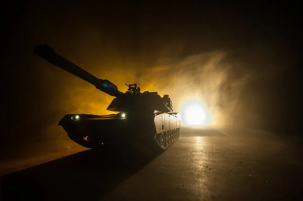 Savaş Konsepti Zırhlı Araç Siluet Savaş Sahnesi Sisli Gökyüzü Arka — Stok fotoğraf
