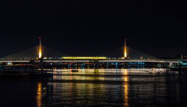 İstanbul 'da alacakaranlıkta dolunay altında Ayasofya' da gece ışıkları. Uzun pozlu çekim.
