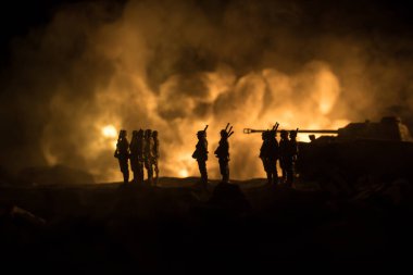 Savaş Konsepti. Askeri siluetler savaş sisli gökyüzü arka planında savaş sahnesi, Dünya Savaşı Askerleri Silueti Bulutlu Gökyüzünün Altında Gece. Rütbeli Alman askerleri. Seçici odak