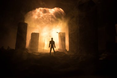 Nükleer savaş konsepti. Nükleer bomba patlaması. Karanlıkta yaratıcı sanat dekorasyonu. Şehir atom bombasıyla yok edildi. Seçici odak