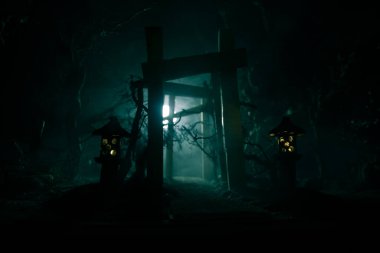 Yaratıcı sanat dekorasyonu. Gece soyut Japon tarzı ahşap tünel. Fantezi ormanında gece sahnesi. Seçici odak