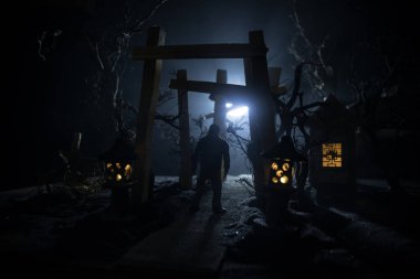 Yaratıcı sanat dekorasyonu. Gece soyut Japon tarzı ahşap tünel. Fantezi ormanında gece sahnesi. Seçici odak