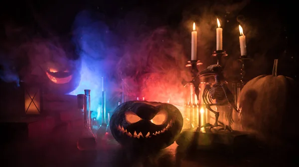 Tovenaarsbureau Afschuwelijk Halloween Concept Magische Drankjes Flessen Houten Tafel Met — Stockfoto